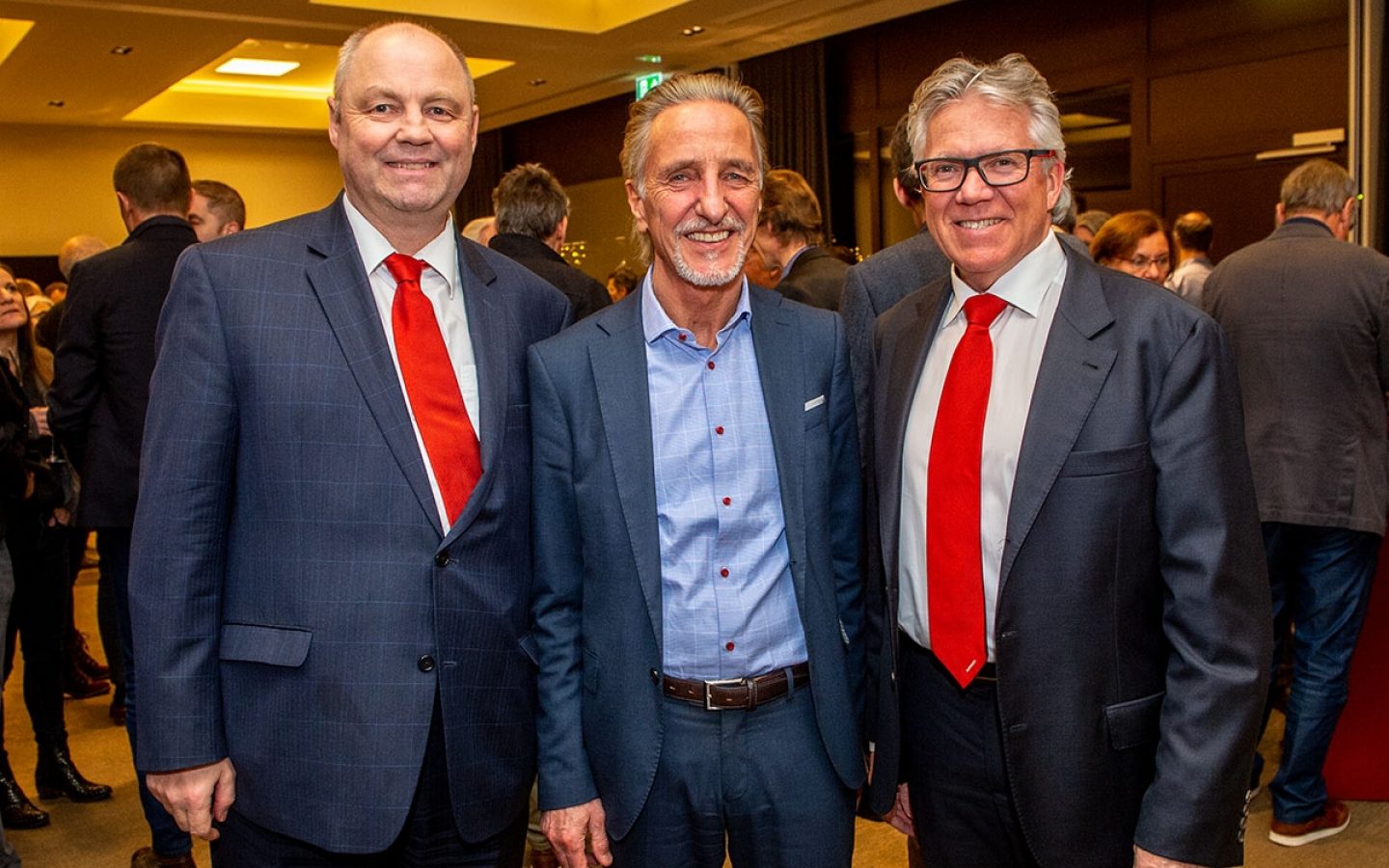 Marcel Andrey, Vorsitzender der Bankleitung (links) mit Martin Neff (Mitte) und Heinz Egli, Verwaltungsratspräsident (rechts)