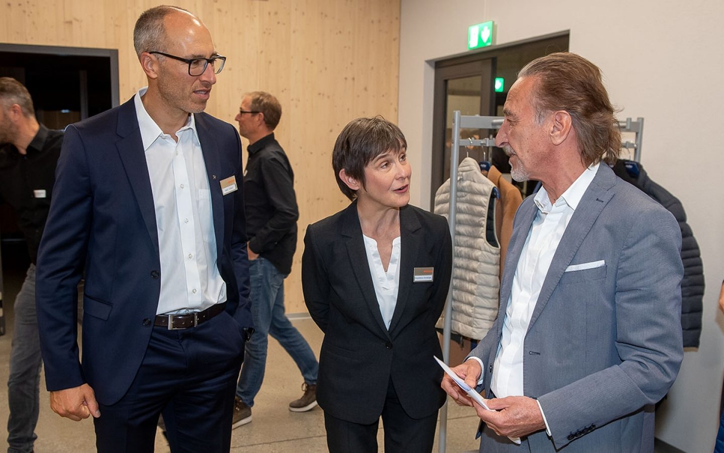 Marc Trösch (links), Leiter Vertrieb mit Magdalena Ferndriger (Mitte), Leiterin Vermögensberatung im Gespräch mit Martin Neff