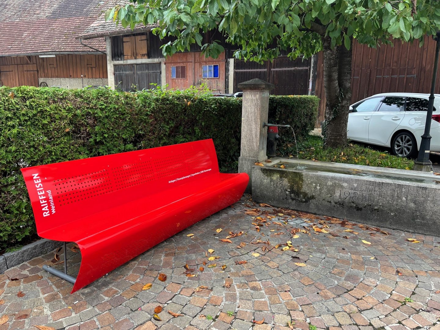 Sitzbank beim Brunnen in der Obermühlestrasse