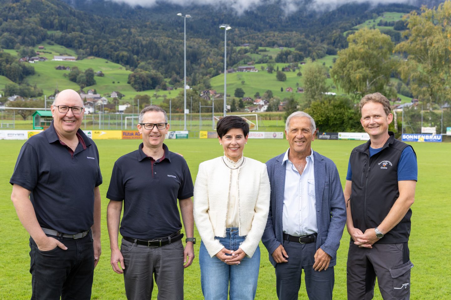  Bildlegende (von links nach rechts):  Thomas Wohlwend, Vorsitzender der Bankleitung Raiffeisenbank Sennwald  Sandro Uhlmann, Vorsitzender der Bankleitung Raiffeisenbank Werdenberg  Christine Egger-Schöb, Co-CEO Schöb AG  Andreas Metzger, OK-Präsident ROVS 2026  Peter Vetsch, OK-Vize ROVS 2026