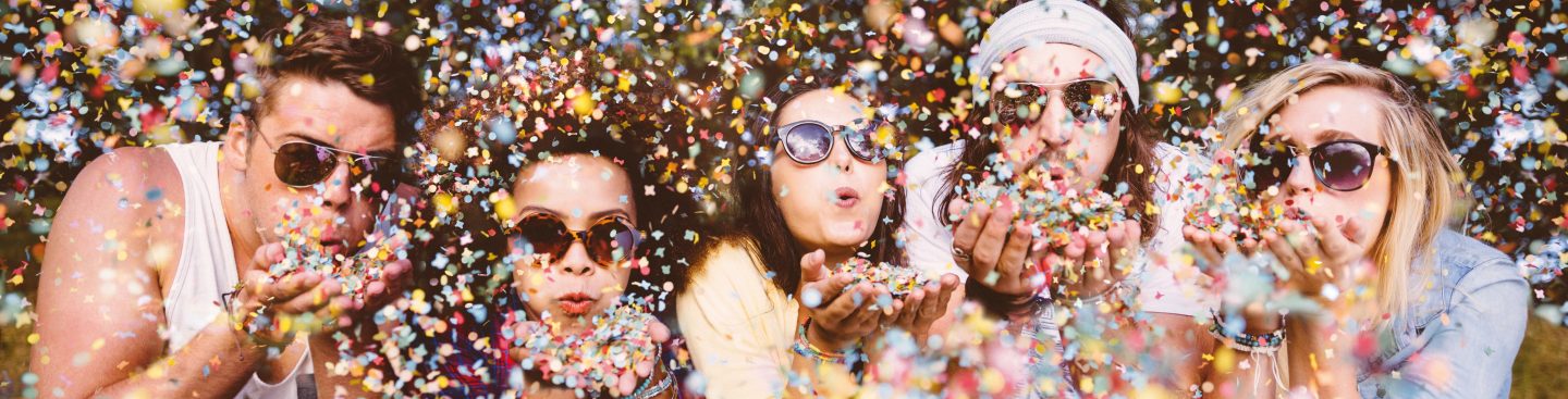 Junge Menschen feiern