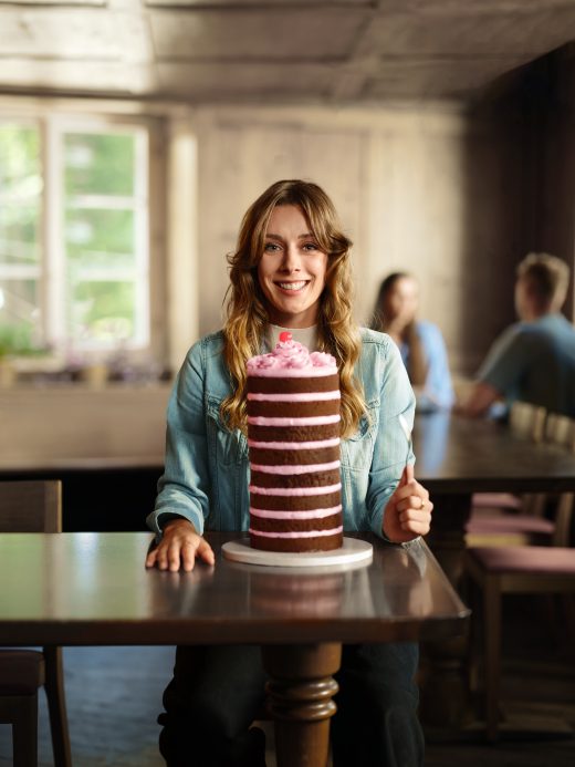 junge Frau mit grosser Torte