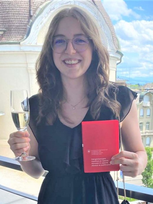 Jasmin Weil feiert ihren Abschluss