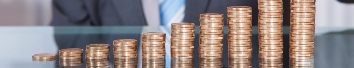 Mann2 am Münzzählen