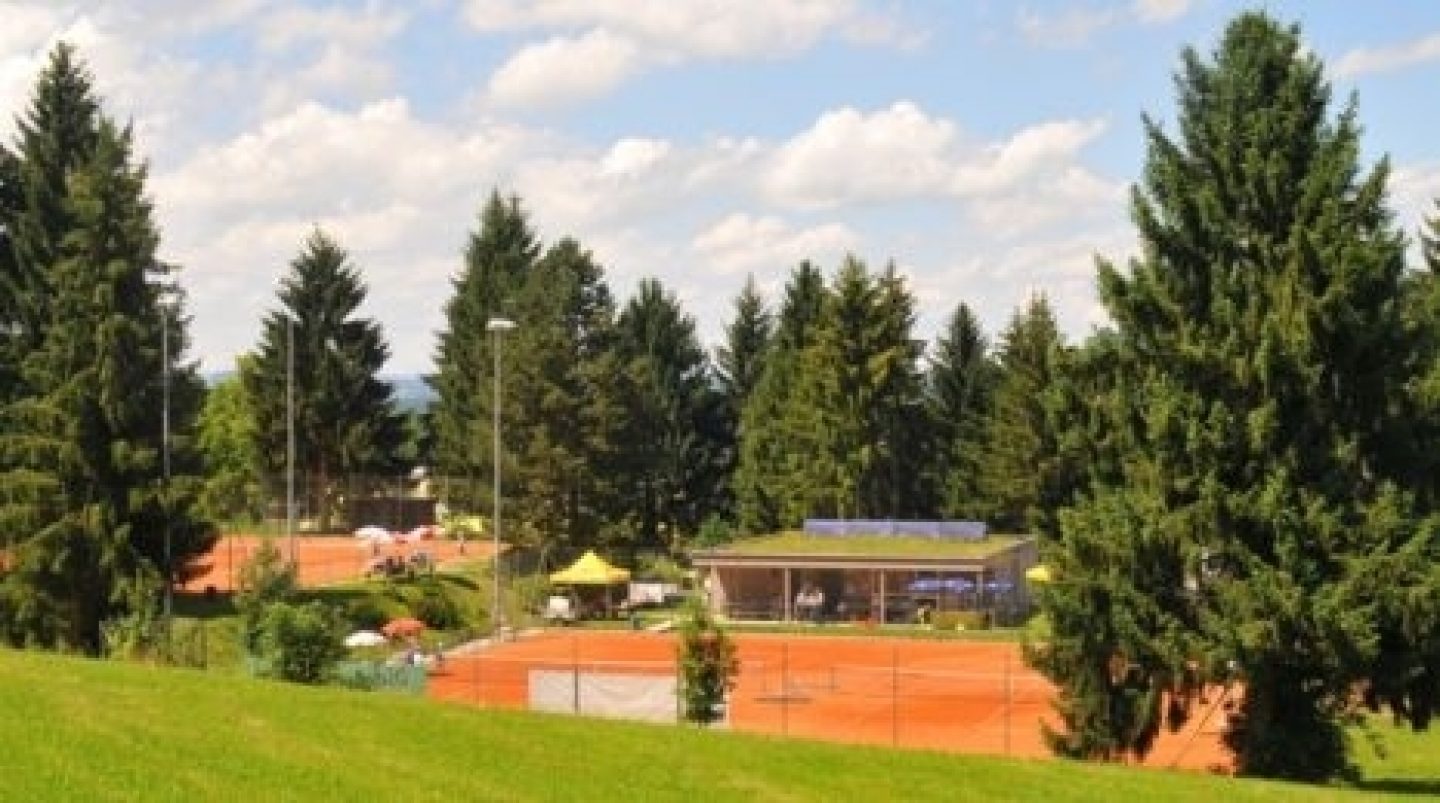 Clubhaus und Tennisplätze