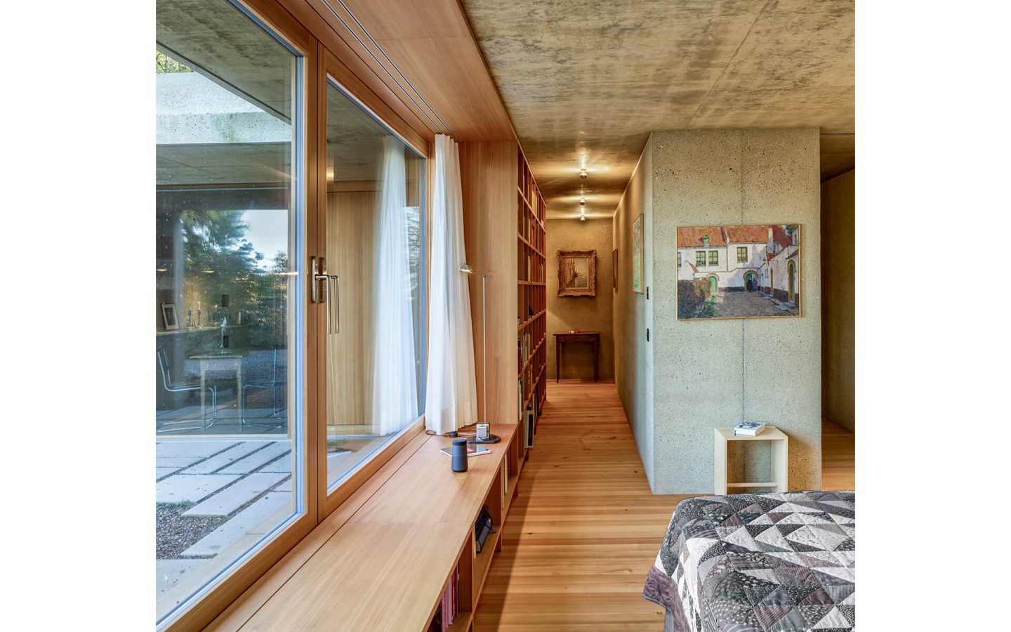 Ein Holzregal ist im Schlafbereich Stauraummöbel und Sitzbank und wird im Wohnbereich zum funktionalen Raumteiler.