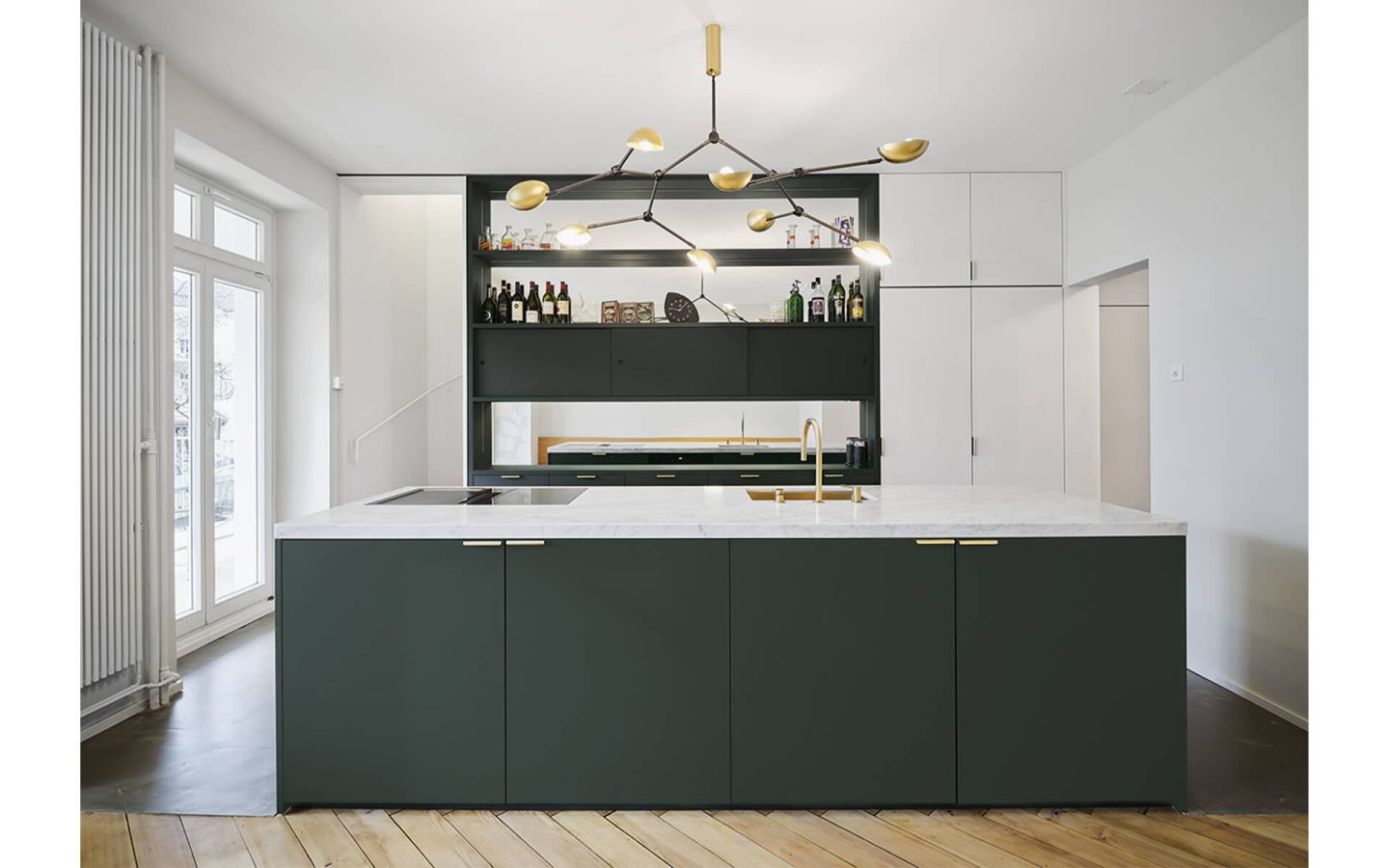 Die neue Küche in dunkelgrünem Linoleum und mit einer Marmorabdeckung setzt den Akzent für die ganze Wohnung.