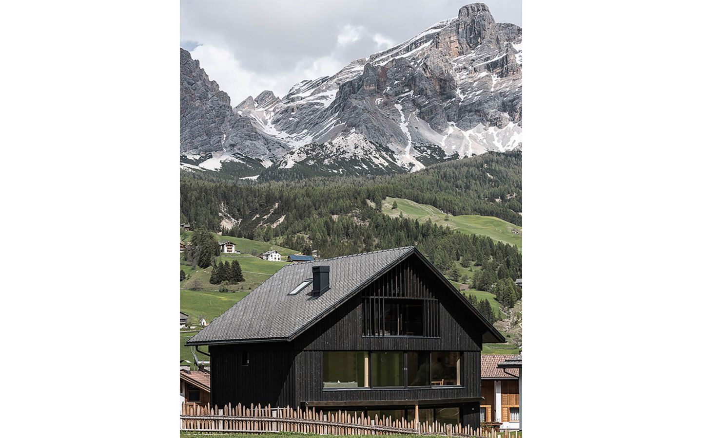 Umgeben vom Unesco Naturpark Puez-Geisler inmitten der Dolomiten liegt die Larix Lodge auf 1'400 m mit freier Aussicht auf das fantastische Bergpanorama des Südtirols.