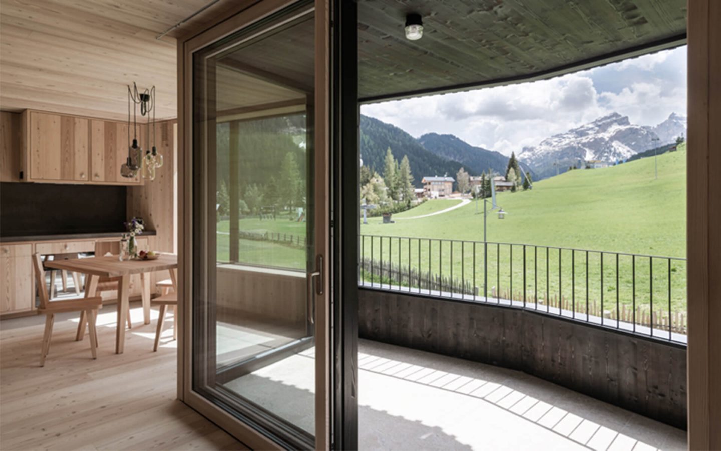Gegen Südwesten geben die grossformatigen Fenster den Blick auf das Bergpanorama der Dolomiten frei.