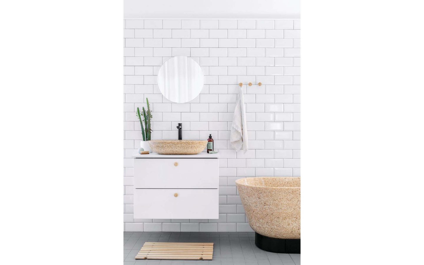 Das finnische Unternehmen Woodio revolutioniert mit seinen Waschbecken, Wannen und WCs aus Holz das Badezimmer. Natürlich zu 100 Prozent wasserdicht!  Foto: Woodio