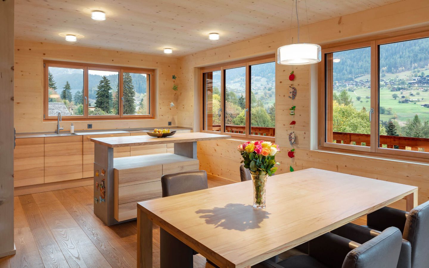 Linee pulite, ambienti luminosi e soffitti alti conferiscono leggerezza alle case realizzate interamente in legno.