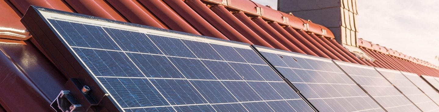 Le celle solari trasformano la luce solare in energia elettrica, senza rifiuti, rumore e gas di scarico. La tecnologia si chiama fotovoltaico.