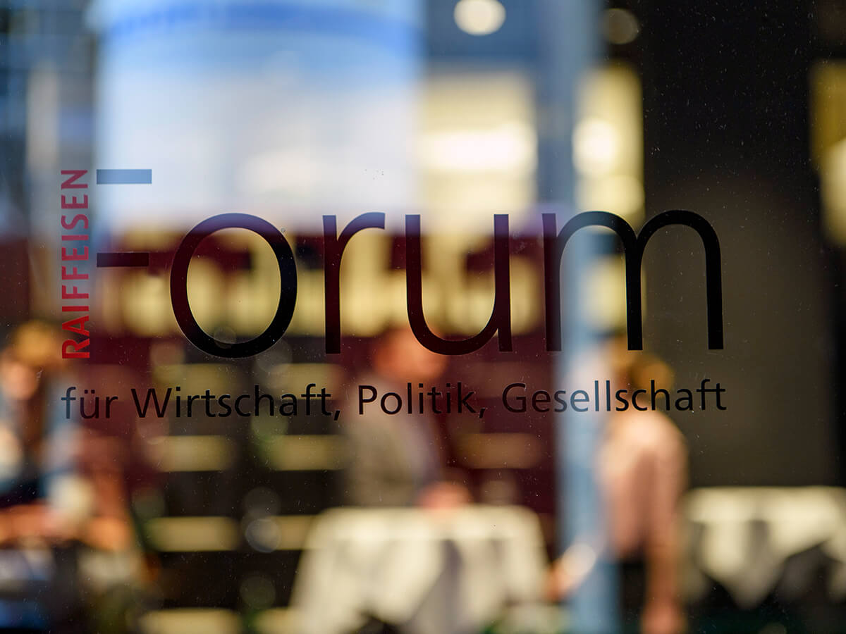 La trasparenza, essendo un fattore importante per il Forum Raiffeisen, è visibile per tutti, anche da chi passa davanti al Forum.