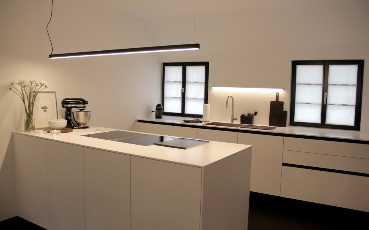 Die Küche ist modern und schlicht.