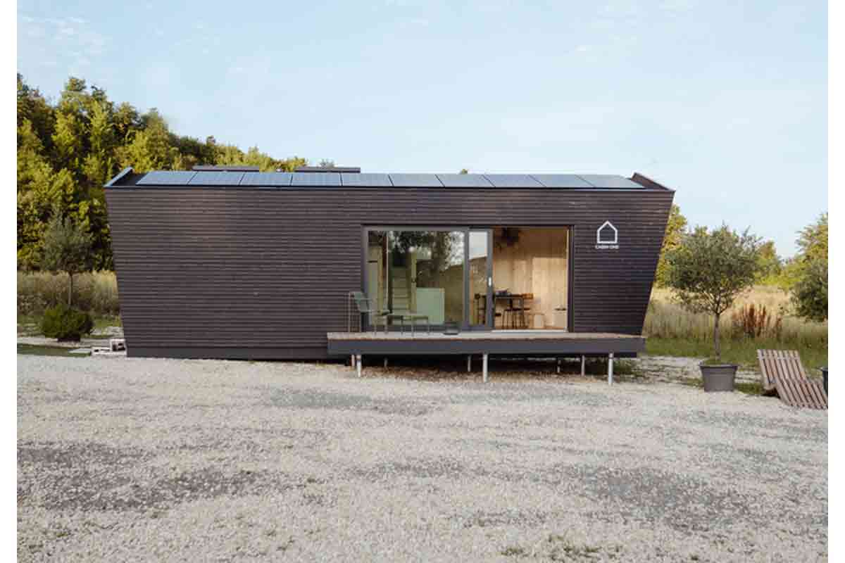 Für «Cabin One» hat man ausschliesslich Holz aus nachhaltigem Abbau verwendet. Eine klare Formgebung prägt den Holzbau, inklusive einer einladenden Terrasse und einer Solaranlage auf dem Dach.