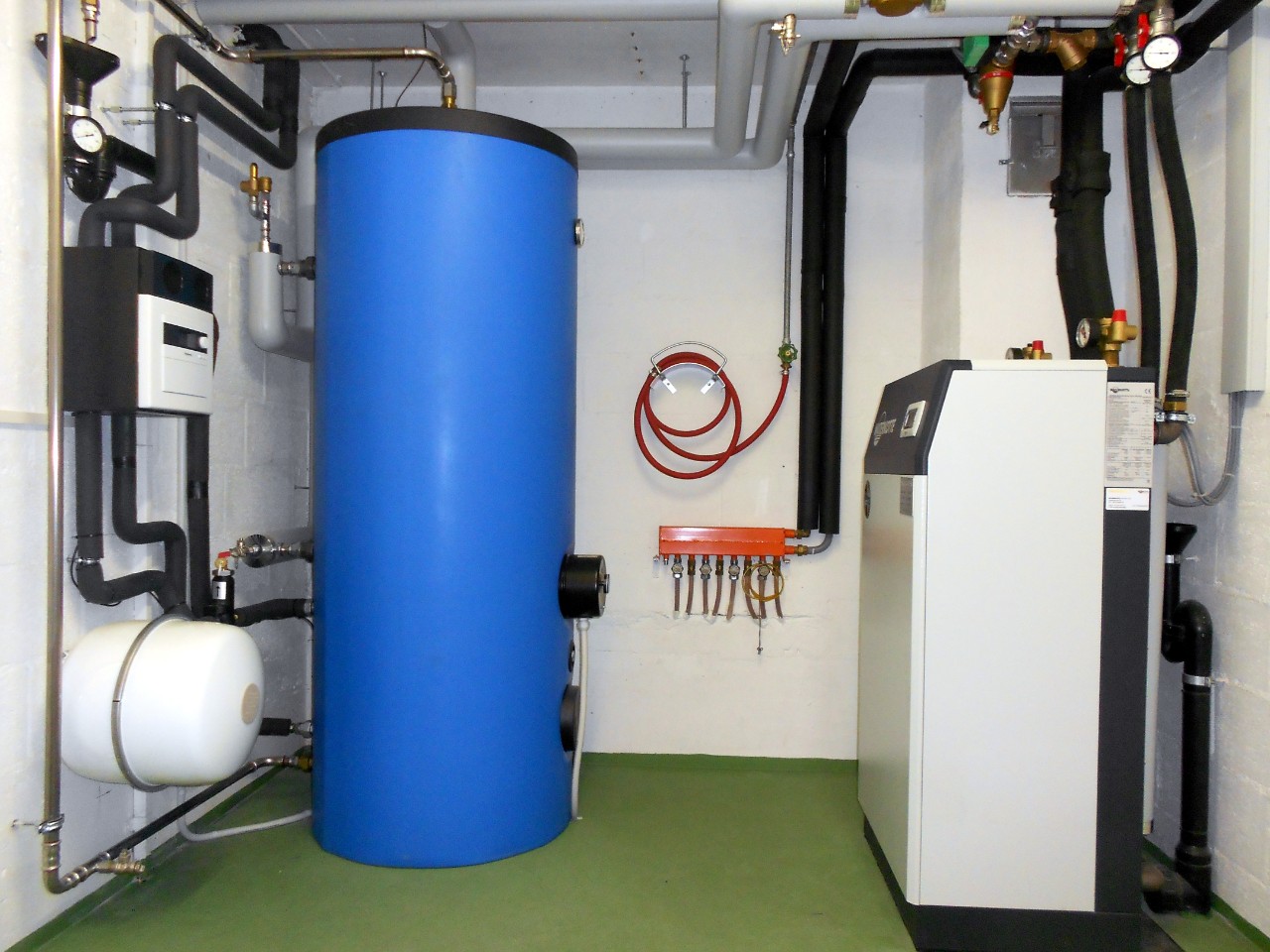 Die Wärmepumpe von Waterkotte mit Buderus Warmwasser-Aufbereitungsanlage wurden im Technikraum installiert.