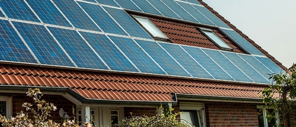 Auf einem Hausdach installierte Module einer Photovoltaik-Anlage